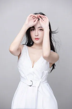 汤晶媚性感深v写真图片_1