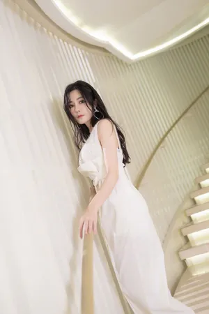 汤晶媚性感深v写真图片_3