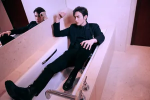 张彬彬黑色西服帅气活动照图片_3