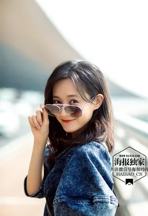 李一桐甜酷时尚机场图片