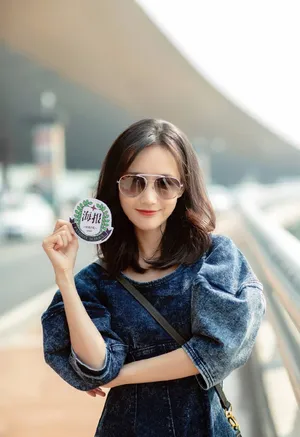 李一桐甜酷时尚机场图片_7