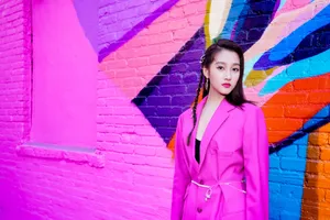 关晓彤清爽抹胸裙写真图片_2