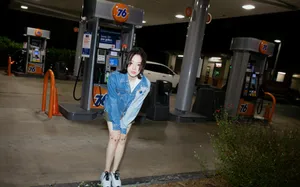 张靓颖元气飒女风街拍图片_1