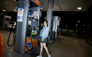 张靓颖元气飒女风街拍图片_4