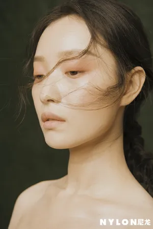 倪妮麻花辫复古文艺写真图片