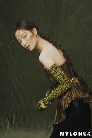 倪妮麻花辫复古文艺写真图片_2