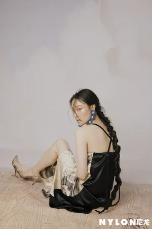 倪妮麻花辫复古文艺写真图片_4