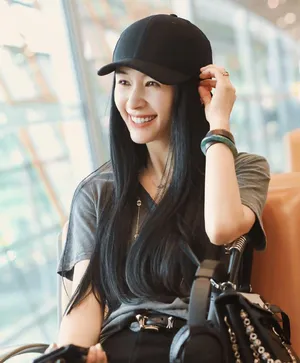 王子文清纯可人性感机场图片