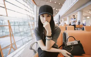 王子文清纯可人性感机场图片_3