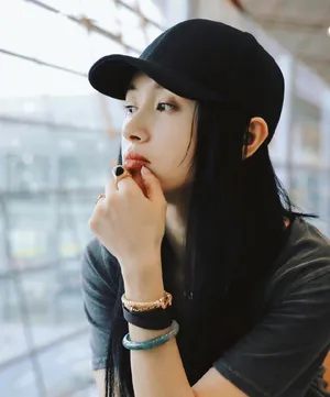 王子文清纯可人性感机场图片_5