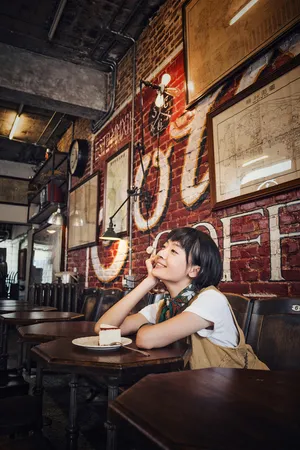 孙铱文艺范甜美街拍写真图片_3