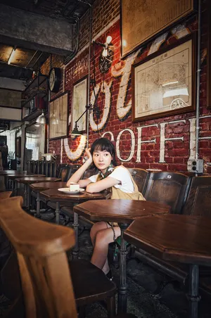 孙铱文艺范甜美街拍写真图片_4