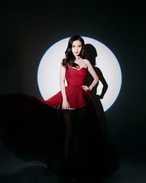 Angelababy酒红色抹胸裙性感图片_4