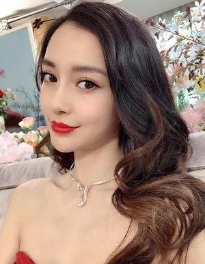 Angelababy酒红色抹胸裙性感图片_6