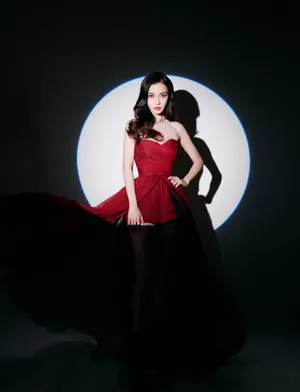 Angelababy酒红色抹胸裙性感图片_10