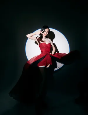 Angelababy酒红色抹胸裙性感图片_12