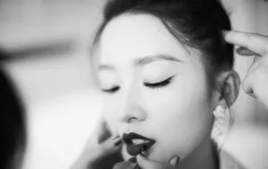 李沁俏皮马尾辫黑白写真图片_3