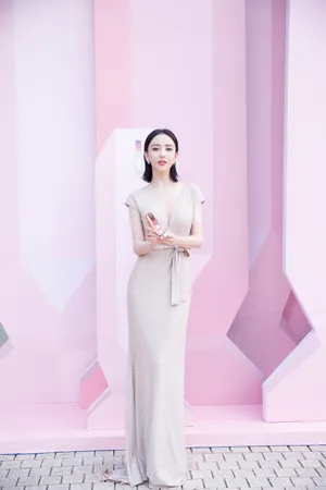 佟丽娅优雅性感活动写真图片_6