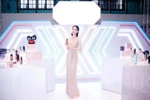 佟丽娅优雅性感活动写真图片_8