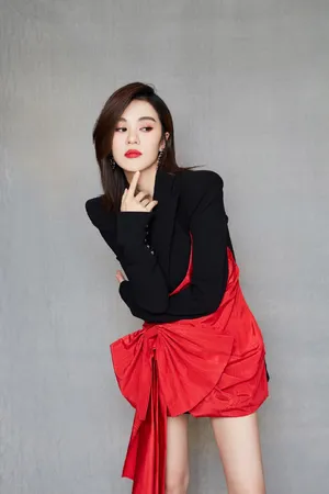 郁可唯红黑西装酷美写真图片