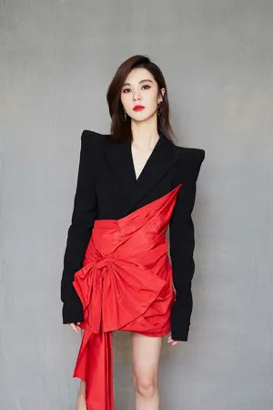郁可唯红黑西装酷美写真图片_2