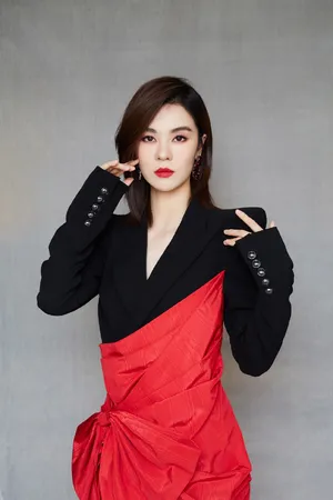 郁可唯红黑西装酷美写真图片_3