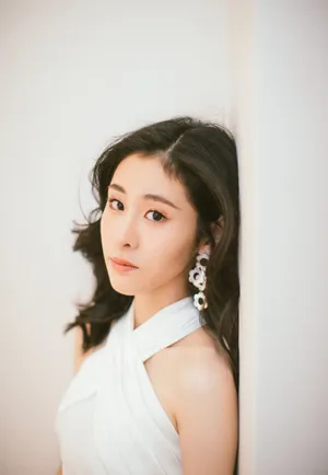 张碧晨纯白优雅写真图片