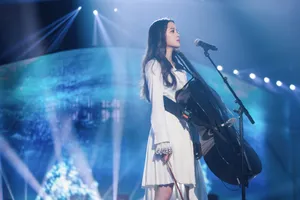 欧阳娜娜靓丽舞台照图片_2