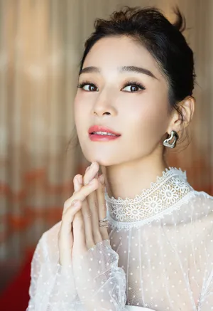 王媛可碎钻眼妆优雅写真图片_3