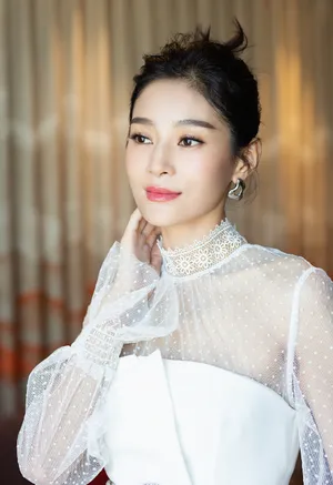 王媛可碎钻眼妆优雅写真图片_4