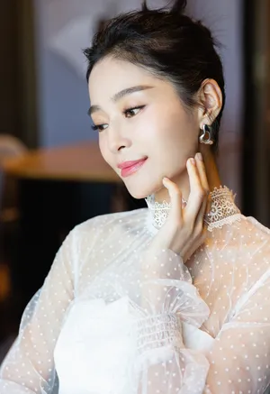 王媛可碎钻眼妆优雅写真图片_5
