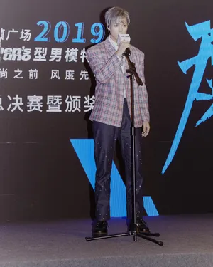 董又霖格子西装帅气图片_3