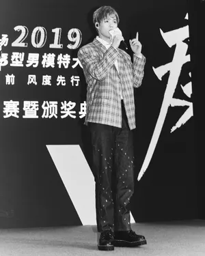 董又霖格子西装帅气图片_4