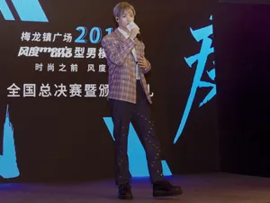 董又霖格子西装帅气图片_5