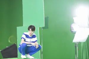 王俊凯蓝白条纹衫活力图片_5