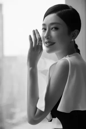 秦岚性感黑白写真图片_2