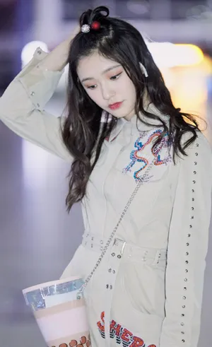 林允休闲工装机场照图片