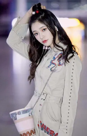 林允休闲工装机场照图片_2