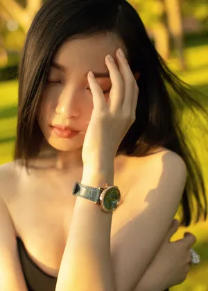 倪妮黑色抹胸裙优雅写真图片