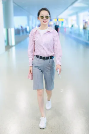 李沁温婉清甜机场私服图片