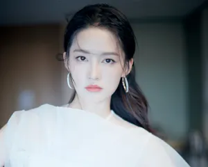 李沁水母装性感写真图片