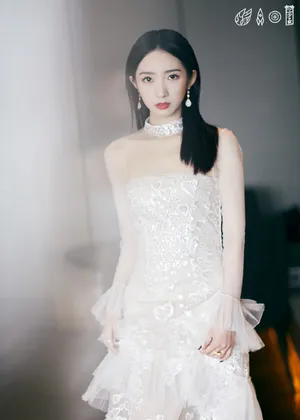 孟美岐纯白纱裙仙气写真图片