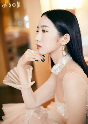 孟美岐纯白纱裙仙气写真图片