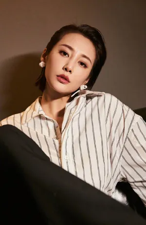 李纯条纹衬衫时尚写真图片_3
