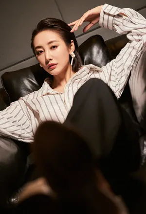 李纯条纹衬衫时尚写真图片_5