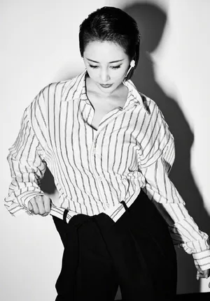 李纯条纹衬衫时尚写真图片_6