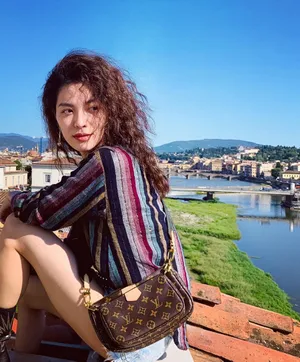 钟楚曦性感摩登旅拍图片_6