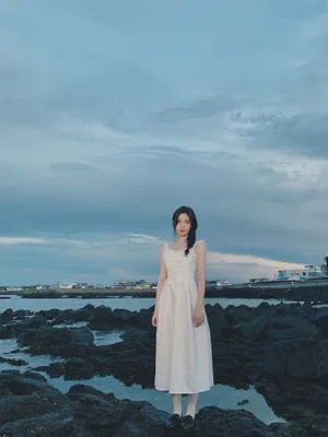 鞠婧祎俏皮甜美海边自拍照图片_2