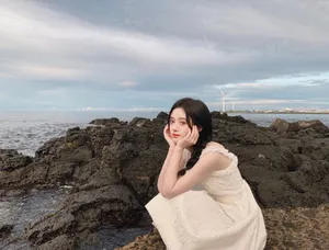 鞠婧祎俏皮甜美海边自拍照图片_3