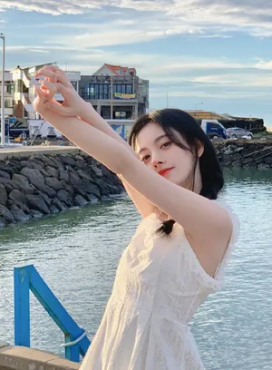 鞠婧祎俏皮甜美海边自拍照图片_4